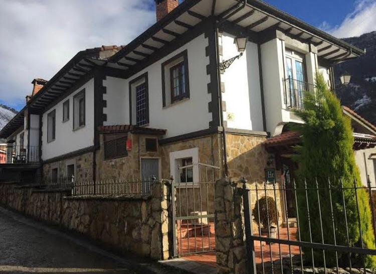 Hotel Restaurante La Carasca Orlé Exterior foto