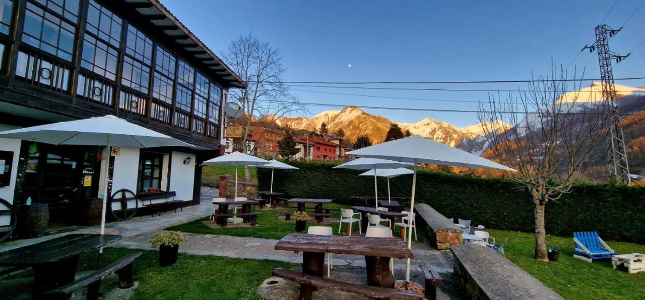 Hotel Restaurante La Carasca Orlé Exterior foto